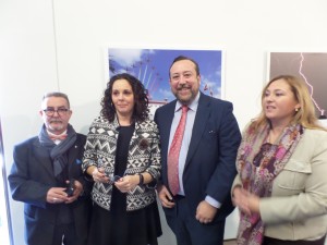 La delegada de EFE en Murcia, Celia Cantero, junto al decano del Colegio de Periodistas, Juan Antonio De Heras, y miembros de la directiva.