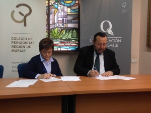 El decano el Colegio de Periodistas de Murcia, Juan Antonio de Heras y la gerente del Grupo Postres Reina, Isabel Hidalgo, firman el acuerdo mediante el cual el grupo empresarial obtiene el Sello de Comunicación Responsable.