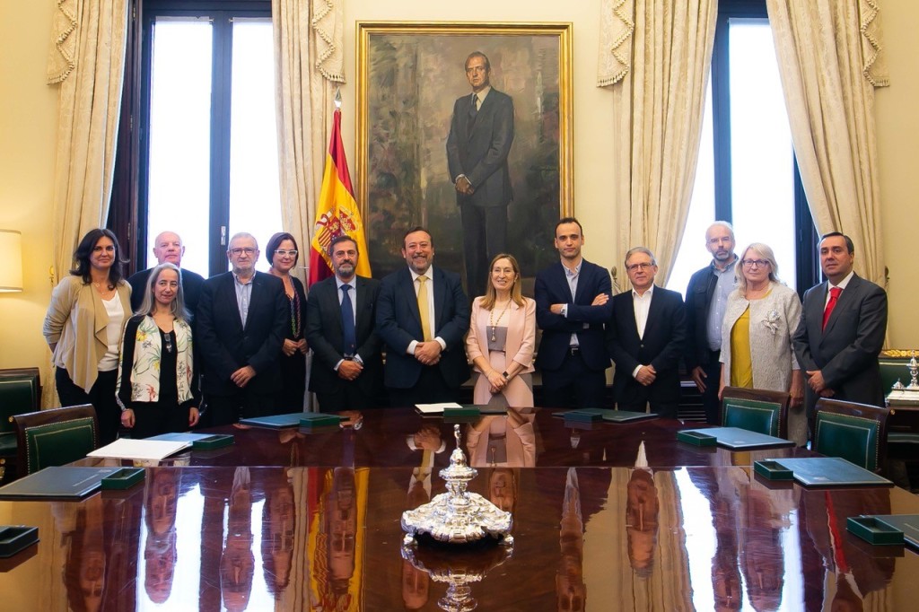 El pasado mes de junio, los decanos de los Colegios de Periodistas de España acudieron al Congreso de los Diputados para pedir la creación del Consejo General de Colegios de Periodistas.
